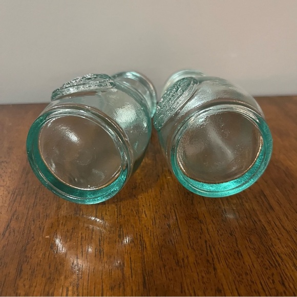 salt and pepper shaker made from recycled glass with a stainless steel lid. - Picture 7 of 9